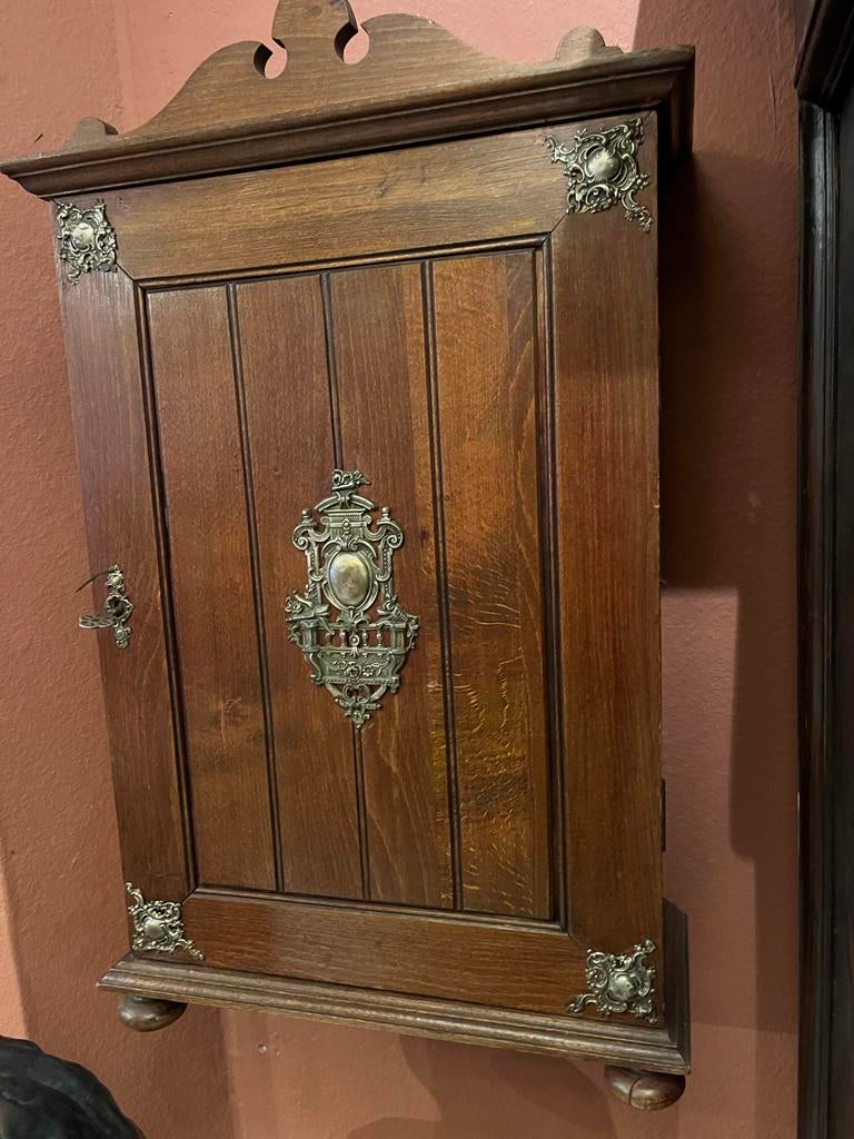 Antieke houten wandkast met sierbeslag, Ophalen