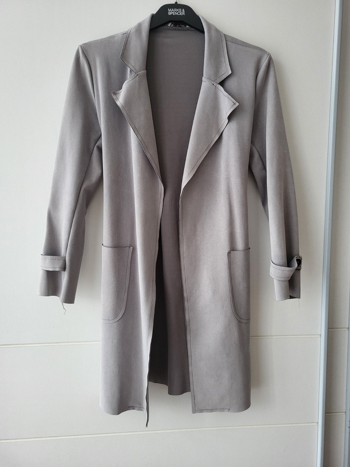 Stijlvolle grijze Marks & Spencer trenchcoat, Marks & Spencer, Zo goed als nieuw, Grijs, Ophalen
