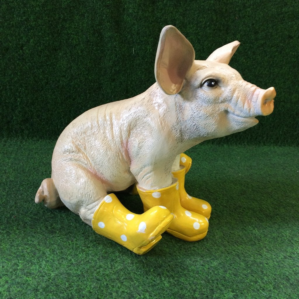 Varken zittend met gele laarzen, Ophalen of Verzenden, Steen