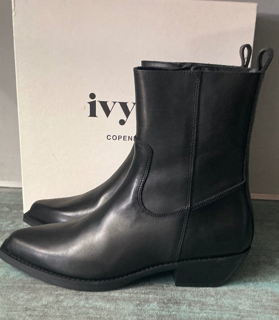 Ivylee. Zwarte leren laarsjes.  Mt 39. Nieuw!!!, Zwart, Lage of Enkellaarzen, Nieuw, Ophalen of Verzenden