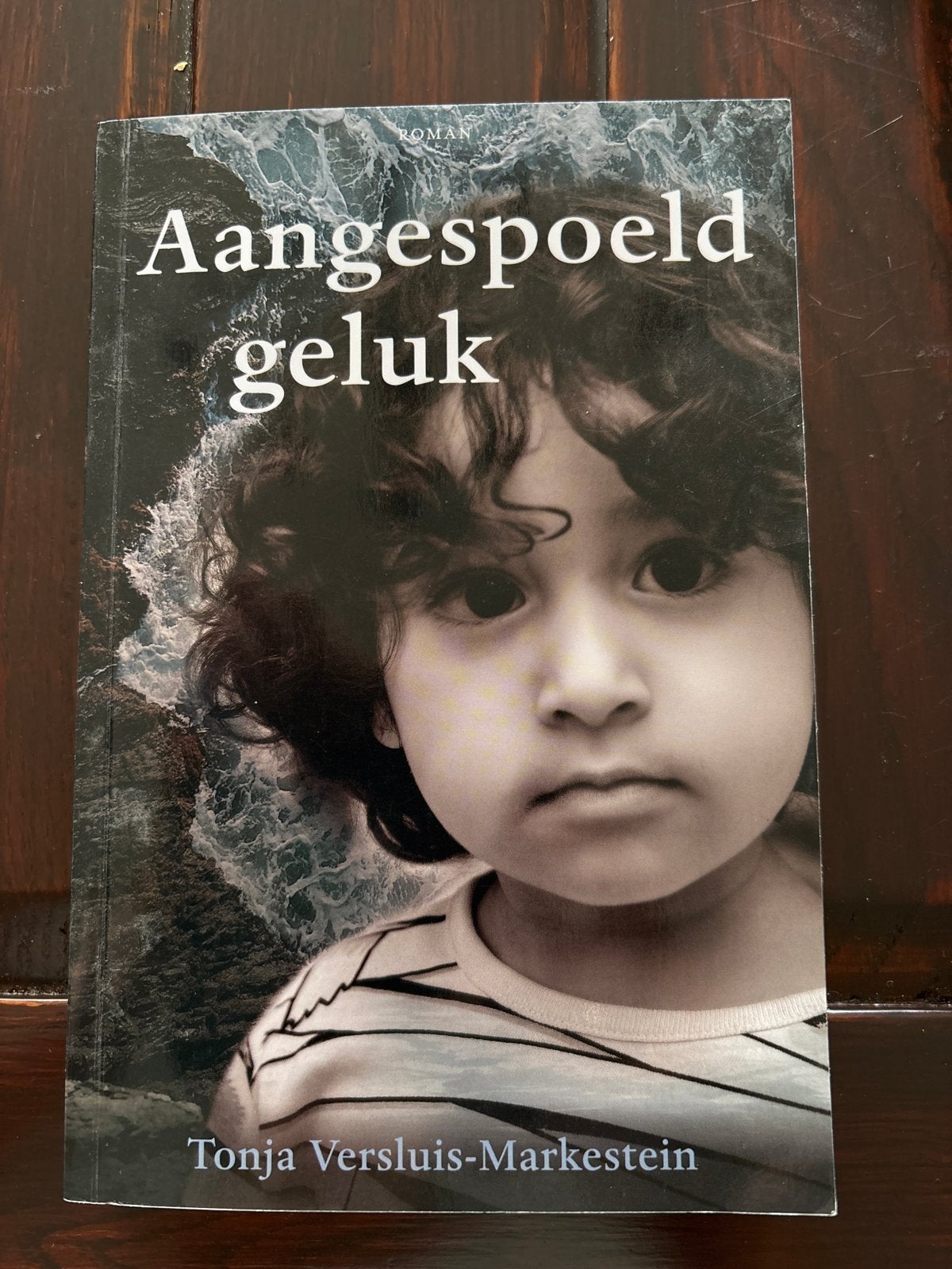 Aangespoeld geluk - Tonja Versluis-Markestein, Ophalen of Verzenden, Zo goed als nieuw, Nederland