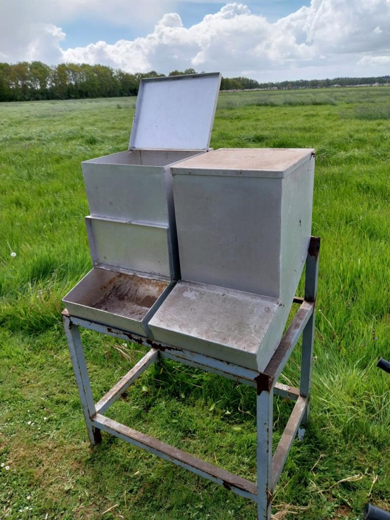3 mooie aluminium voerbakken of opslagbakken met onderstel., Dieren en Toebehoren, Ophalen, Vee
