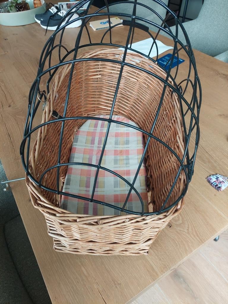 Fietsmand met rekje voor kleine hond of kat, Ophalen of Verzenden, Gebruikt, Fietsmand, Basil