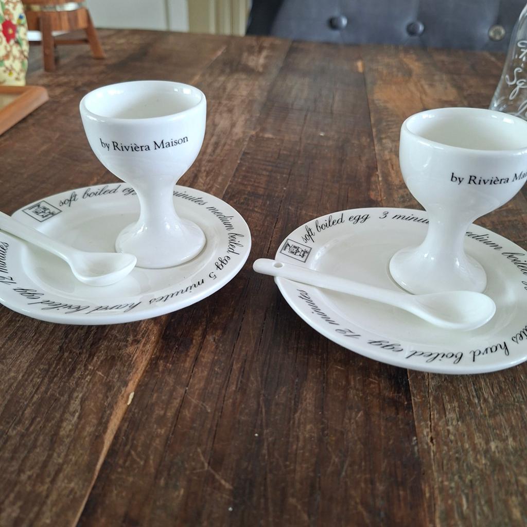 2 Riviera Maison Eierdopjes 12x8 cm met Lepeltje 10 cm groot, Overige typen, Ophalen of Verzenden, Zo goed als nieuw, Overige stijlen