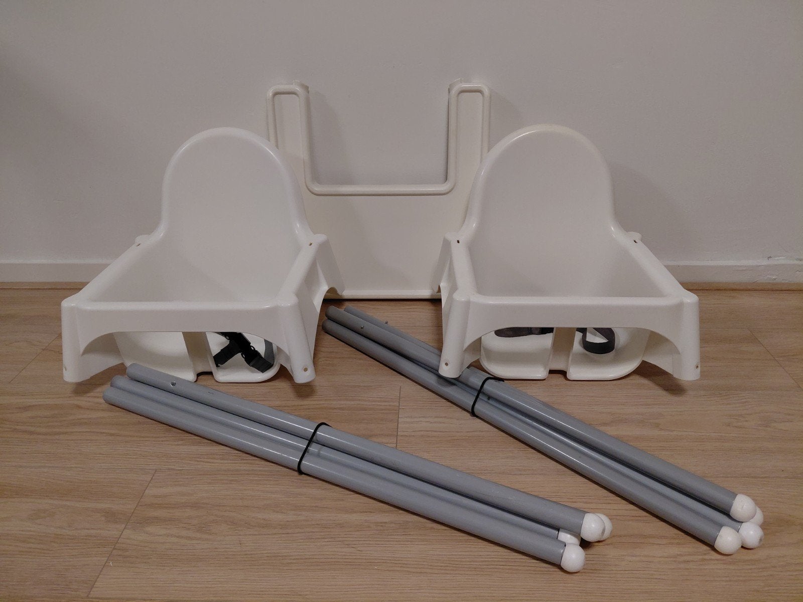 2 Ikea (Antilop) kinderstoelen wit met 1 blad, Ophalen, Gebruikt, Overige typen, Afneembaar eetblad