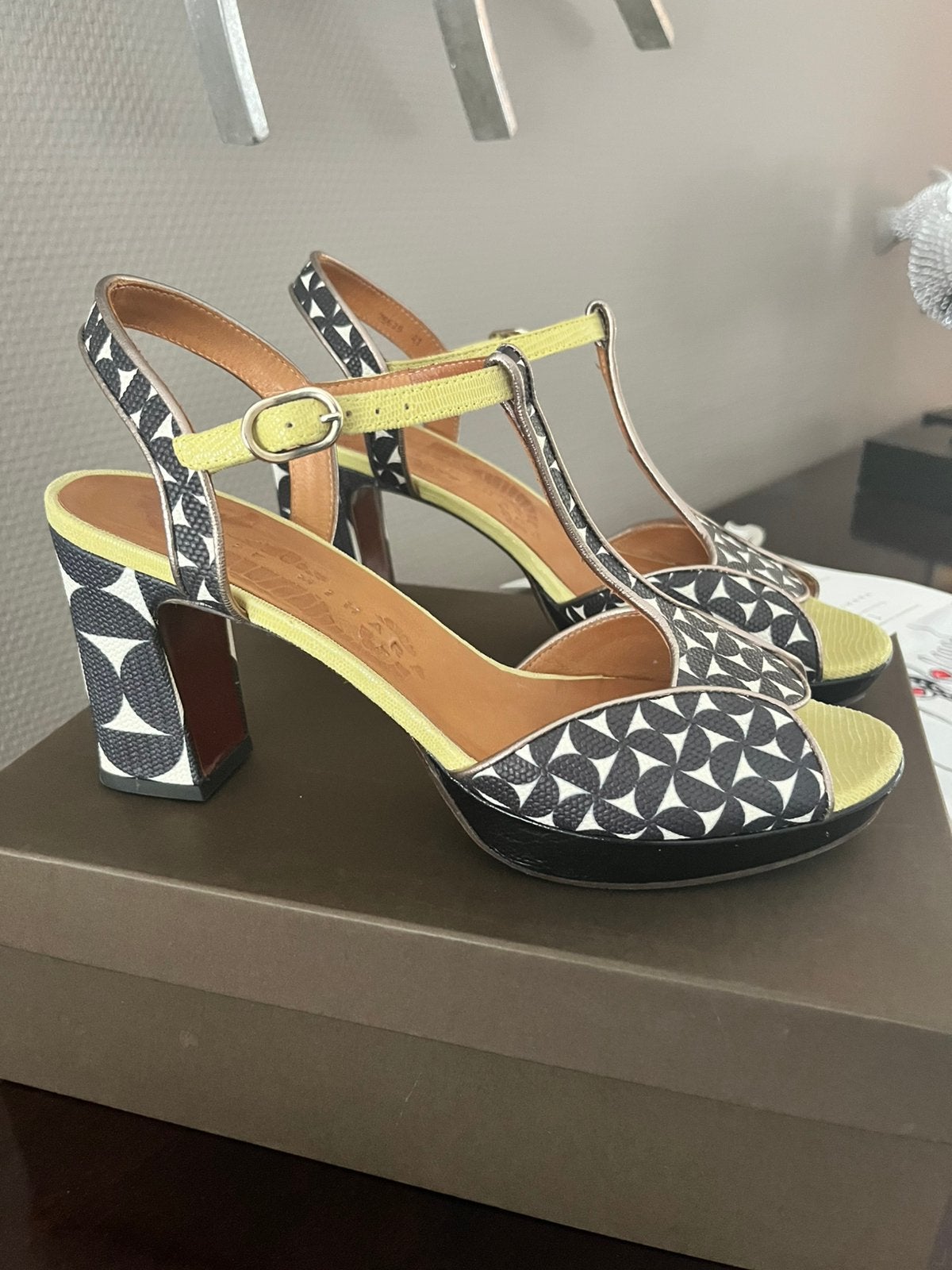 Nieuw Chie Mihara 41 sandalen geel zwart wit Leer, Zwart, Nieuw, Sandalen of Muiltjes, Ophalen of Verzenden