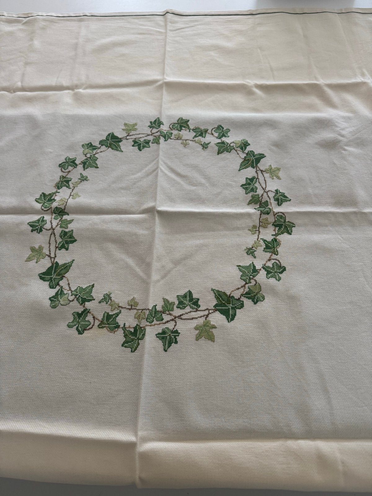 Geborduurd tafelkleed linnen, wedgwood, 116x116, offwhite, Ophalen of Verzenden, Zo goed als nieuw, Handborduren, Overige typen
