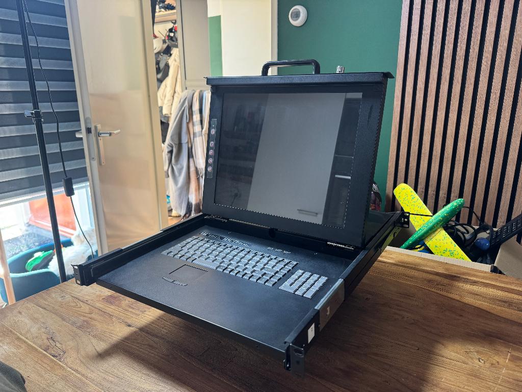 Server rack console 19" (KVM drawer) – monitor + toetsenbord, Computers en Software, Servers, Ophalen, Gebruikt