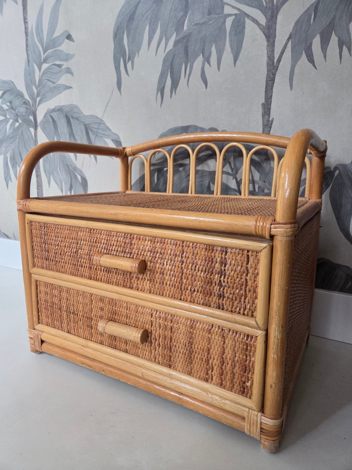 Vintage rotan kastje / nachtkastje met 2 lades, Huis en Inrichting, Slaapkamer | Nachtkastjes, Ophalen, 45 tot 65 cm, 55 tot 70 cm