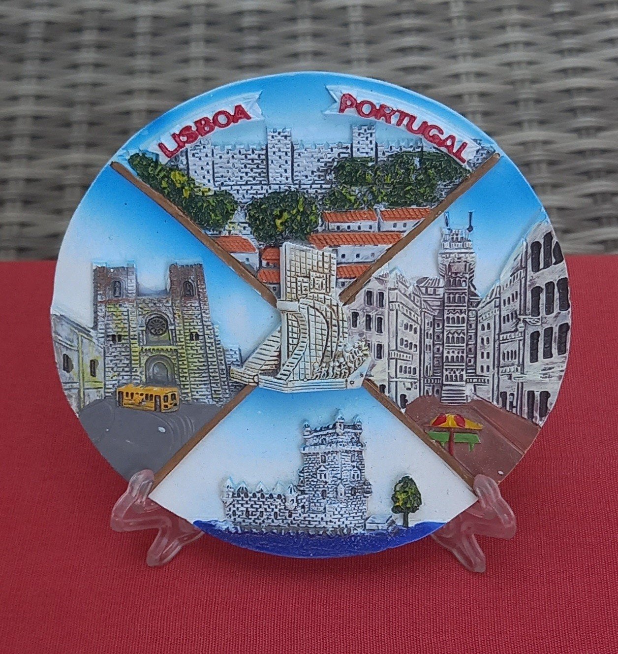 Souvenir bordje uit Lissabon met standaard., Verzamelen, Ophalen of Verzenden, Porselein, Bord of Schaal