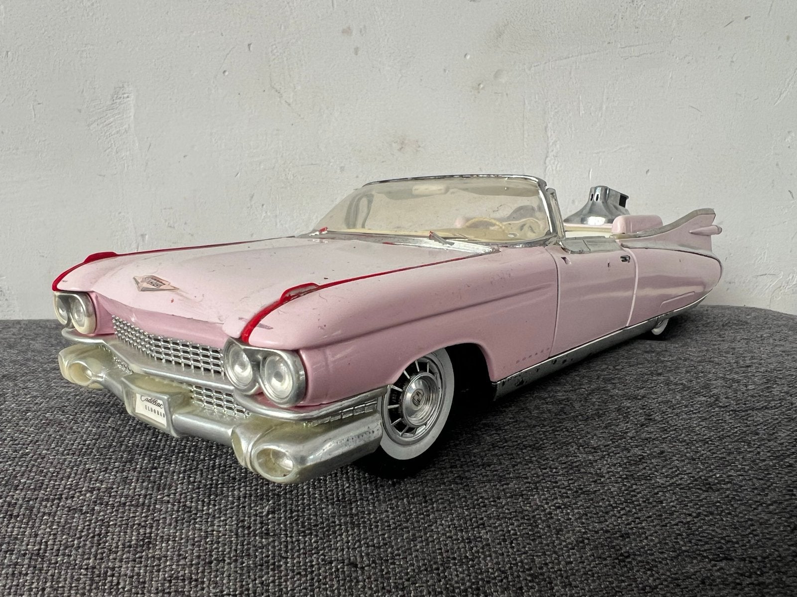 Roze Cadillac Eldorado Biarritz schaalmodel 1:18, Overige merken, Gebruikt, Auto, Groter dan 1:32