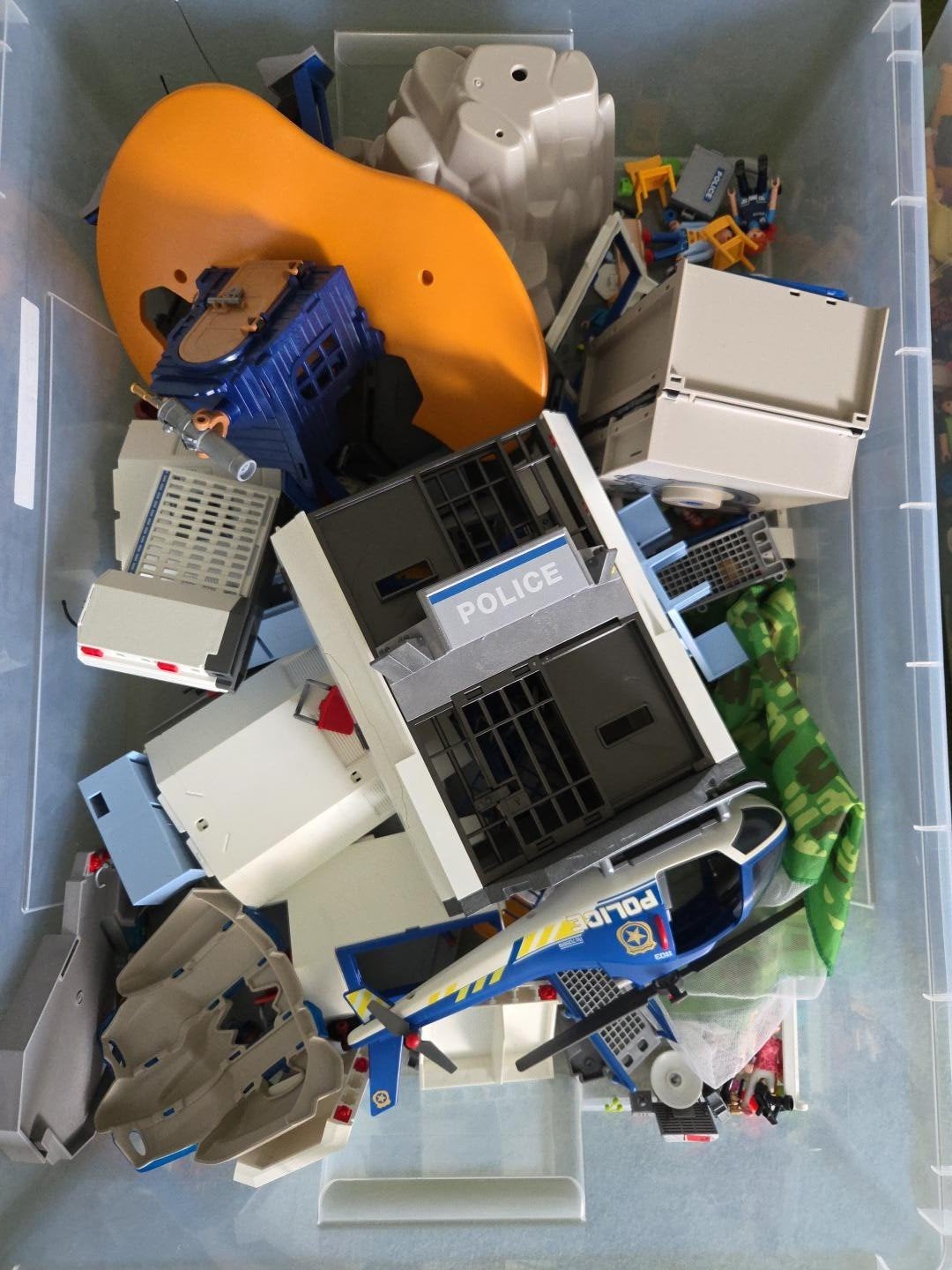 Foto 2 van Grote Playmobil doos: Politie, piraten, poppenhuis & meer!