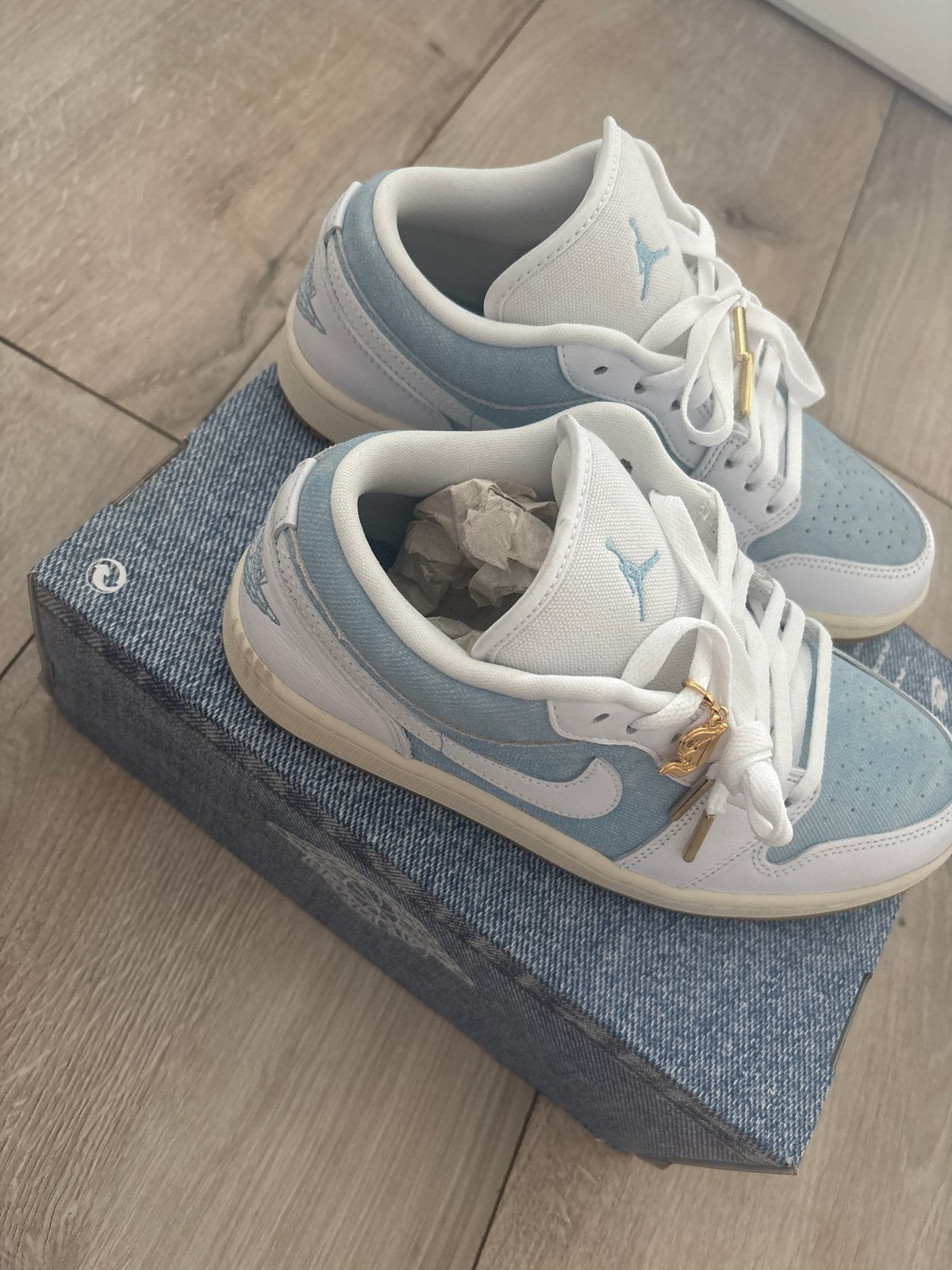 Nieuwe Nike sneakers denimblauw wit goud detail maat 40