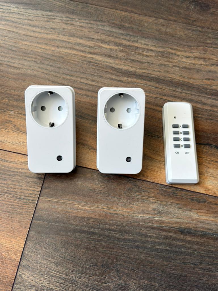 2 remote stopcontacten met afstandsbediening, Ophalen of Verzenden, Gebruikt