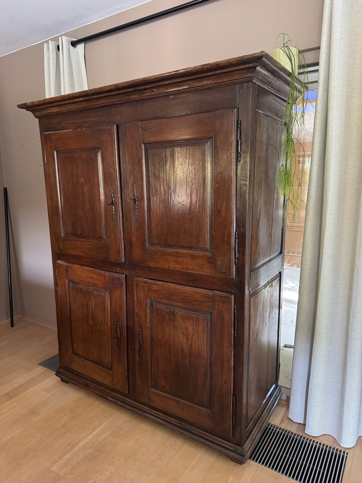 Antieke koloniale kast, Ophalen