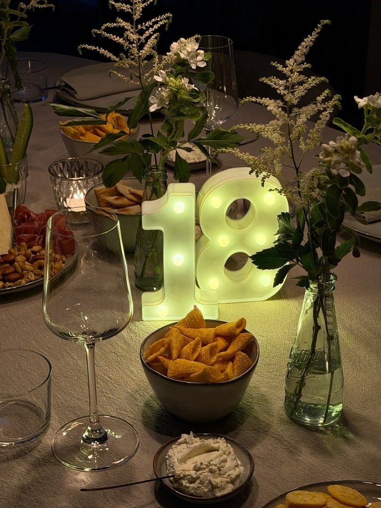 Kleine hard plastic 18 voor verjaardag 18 jaar verlicht!, Ophalen of Verzenden, Nieuw, Versiering, Verjaardag