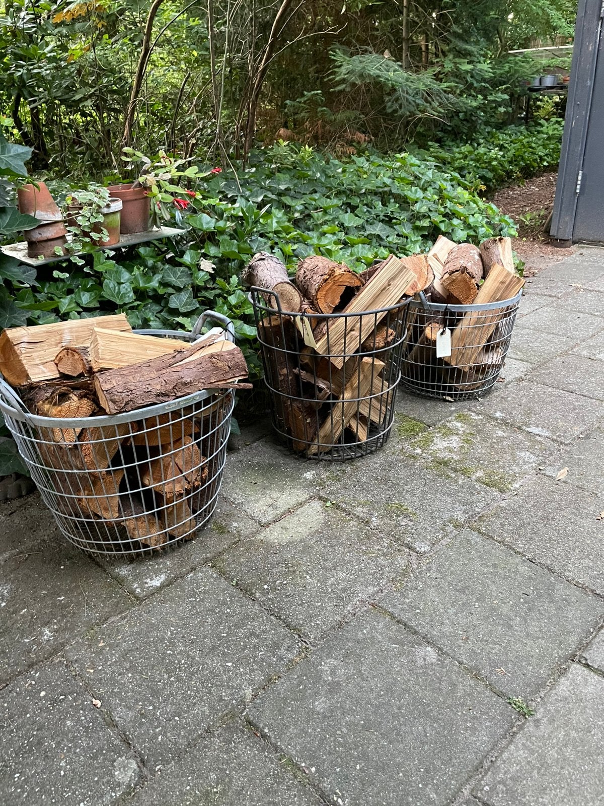Haardhout in stalen mand, Ophalen