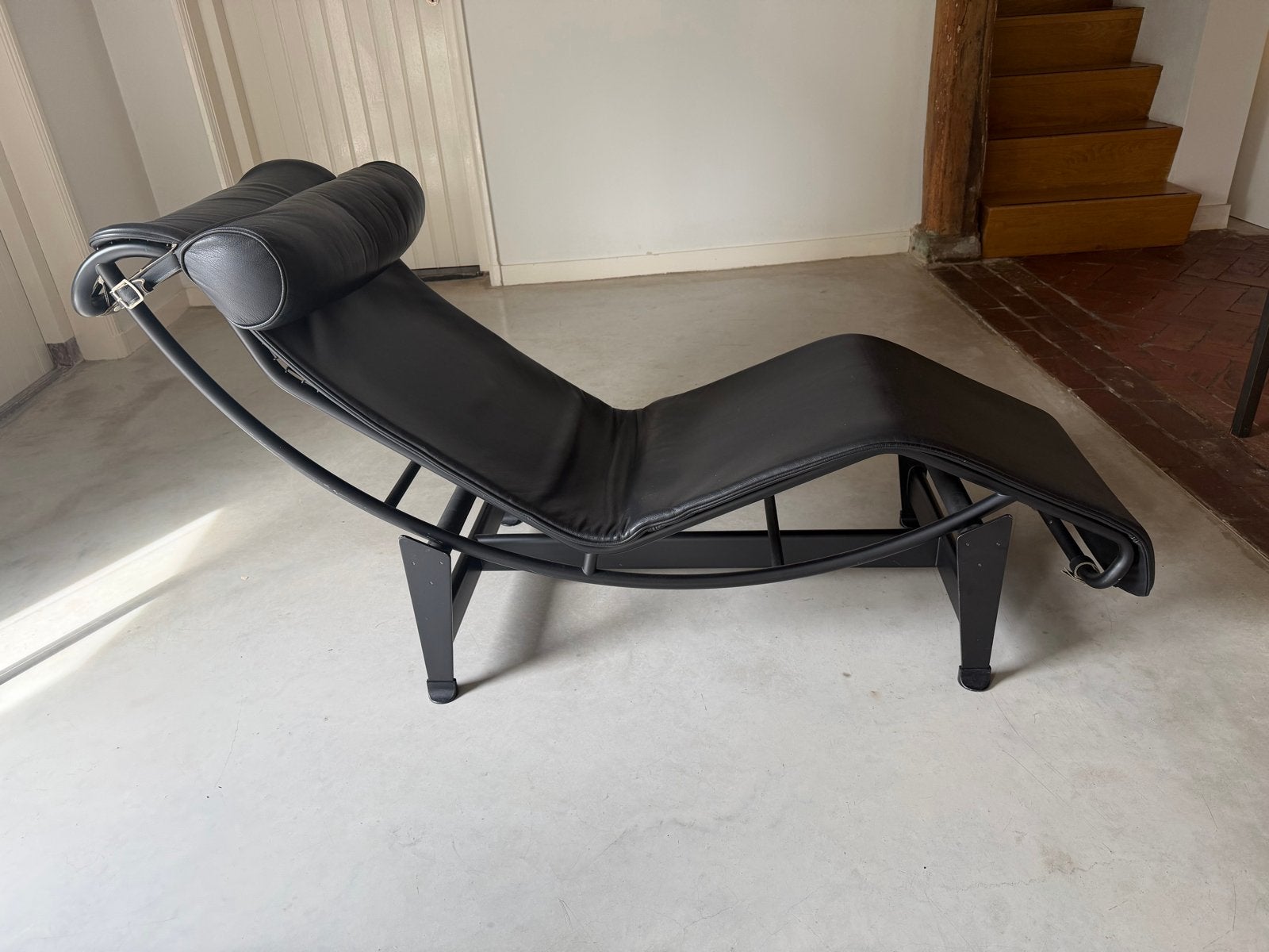 LC4 Chaise longue Le Corbusier zwart leer, Ophalen of Verzenden, Zo goed als nieuw, Leer