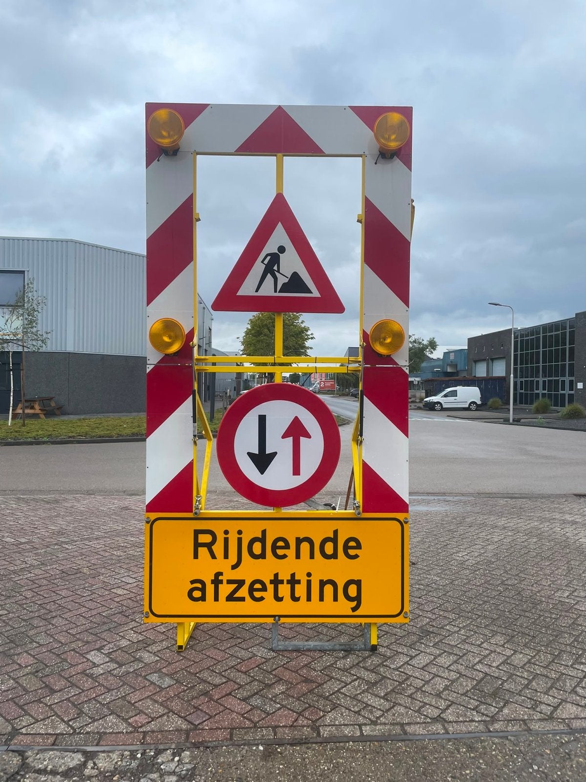 Rijdende afzetting met waarschuwingsborden en verlichting, Ophalen, Zo goed als nieuw