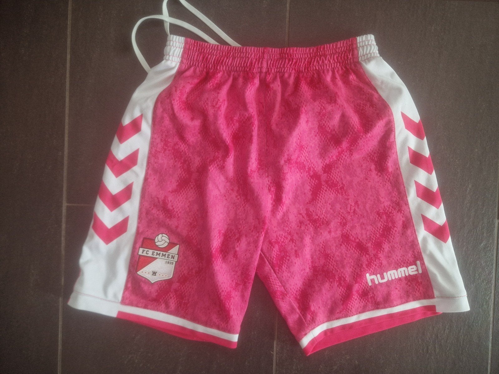 FC Emmen broekje maat 164, Gebruikt, Sport- of Zwemkleding, Ophalen of Verzenden, Hummel