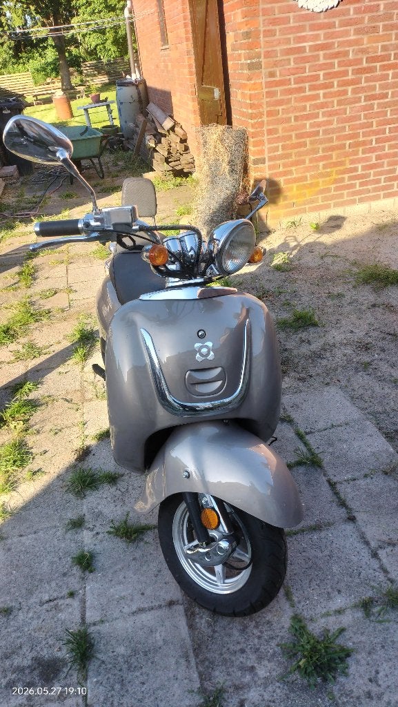 Agm retro scooter geel kenteken, Fietsen en Brommers, Overige merken, Gebruikt, Ophalen of Verzenden, Benzine