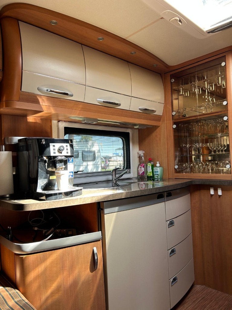 Foto 7 van Hobby 560 UFE, compleet met inventaris en voortent