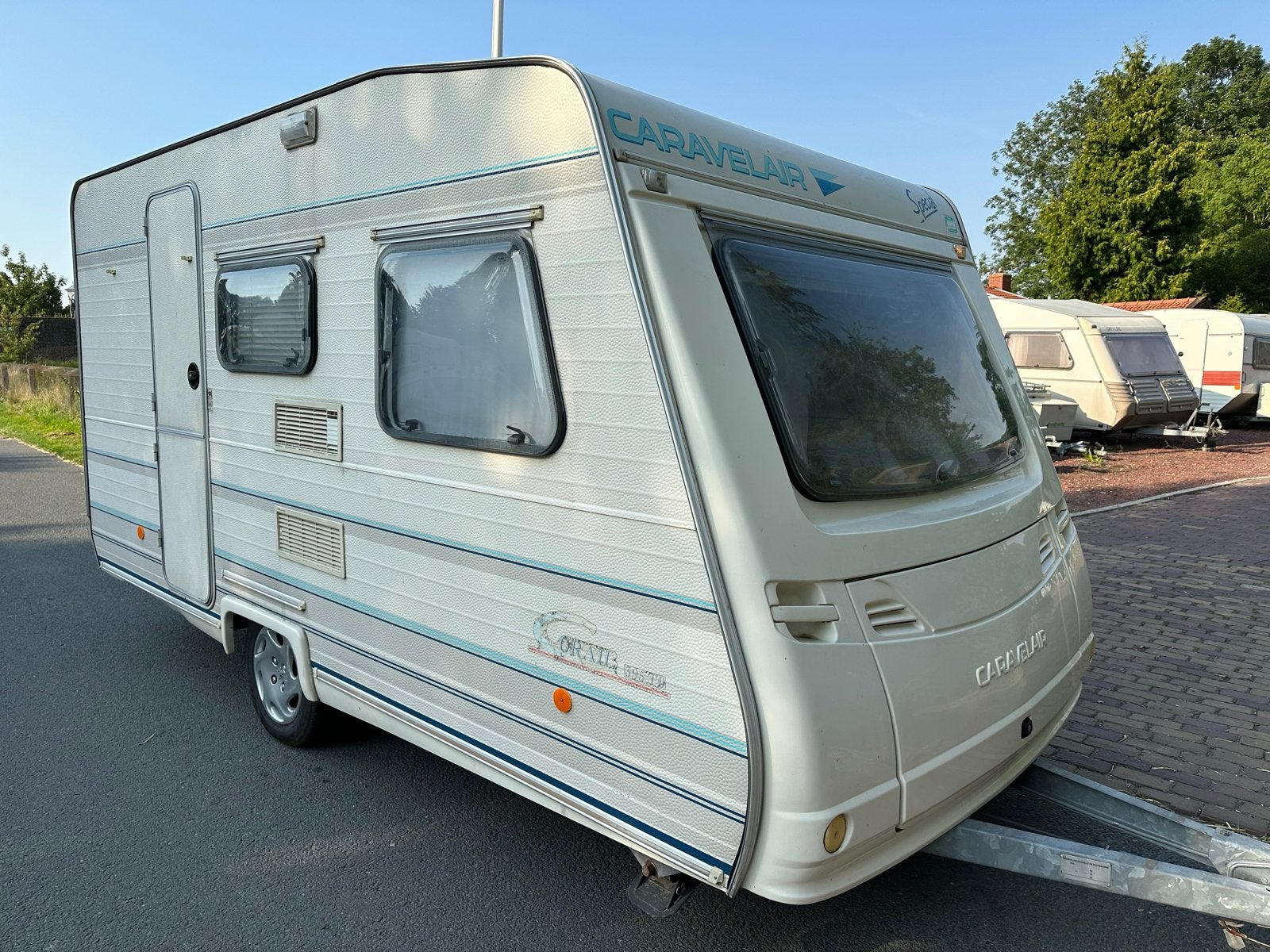 Caravelair Corail 395 TD - Complete caravan met stapelbed, Omvormbare zithoek, Bedrijf, Treinzit, 4 tot 5 meter
