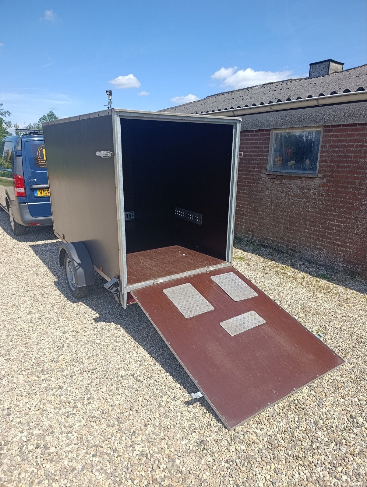 Gesloten aanhanger met laadklep, Ophalen
