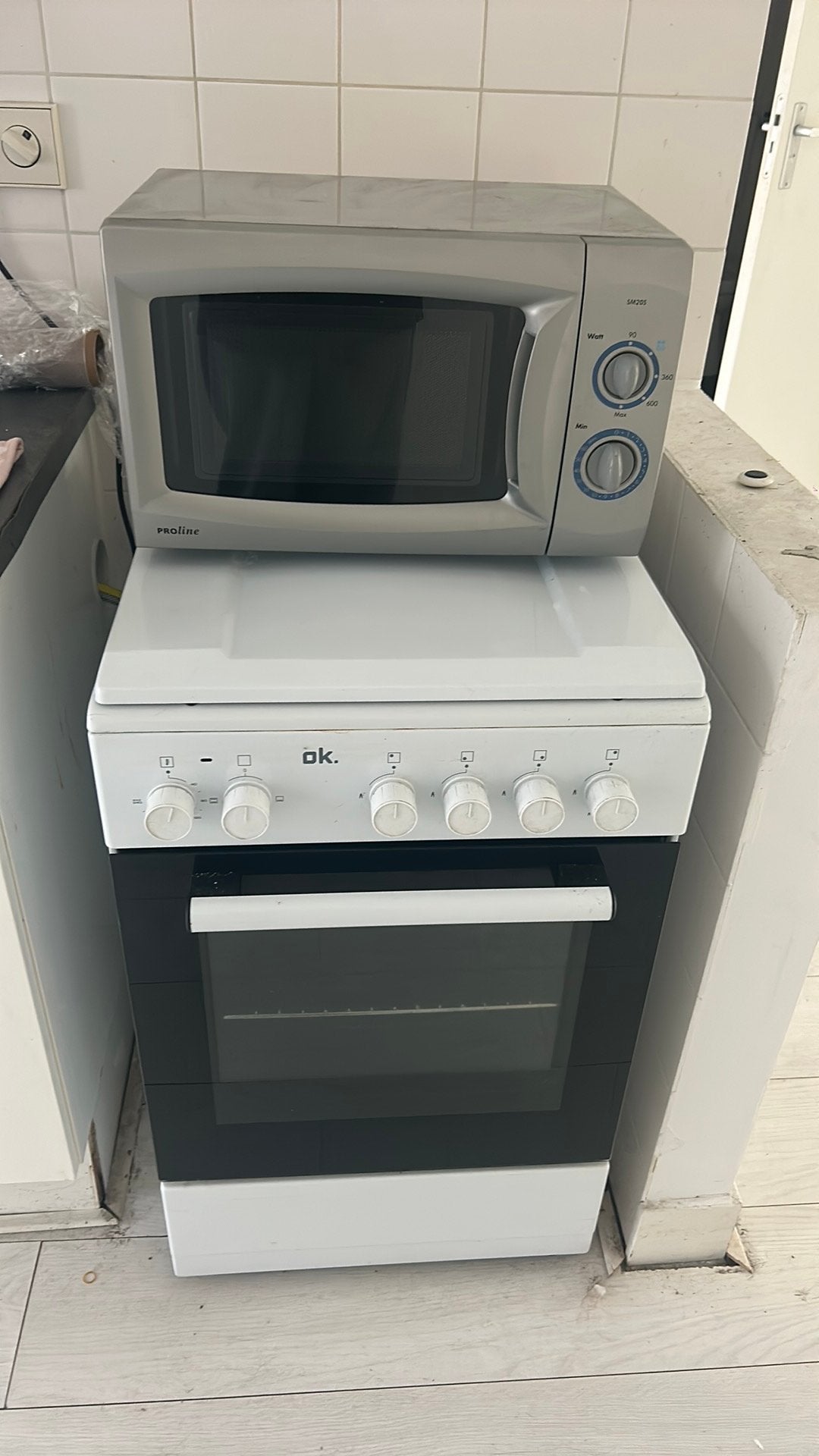 OK Gasfornuis met oven en magnetron - goed onderhouden, Witgoed en Apparatuur, Ophalen, 4 kookzones, Zo goed als nieuw, Gas