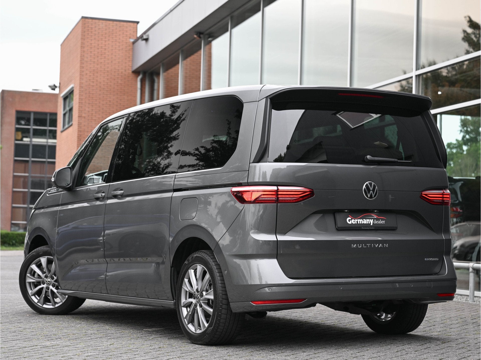Volkswagen Multivan 1.4 eHybrid 219pk 7-Pers Energetic Pano, Auto's, Dealer onderhouden, Gebruikt, Met garantie (alle), Grijs
