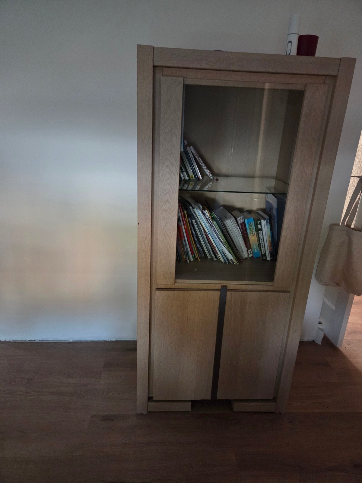 Eikenhouten vitrinekast met glazen deur en opbergruimte, Huis en Inrichting, Ophalen, Glas, 100 tot 150 cm, 50 tot 100 cm