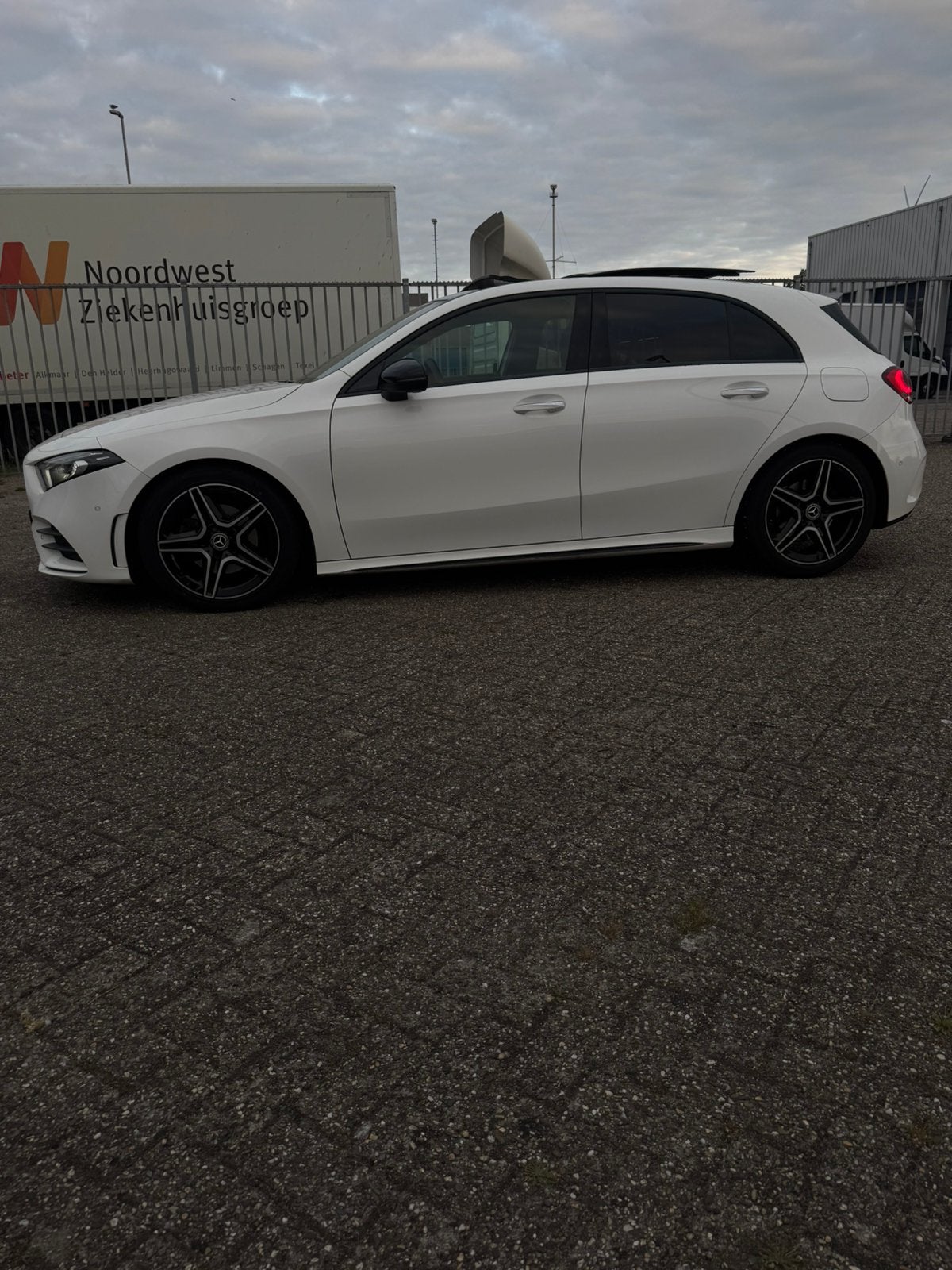 Mercedes-Benz A-Klasse HUD/PANO/Volledig dealer onderhouden, Zwart, 4 cilinders, Leder en Stof, 75 €/maand