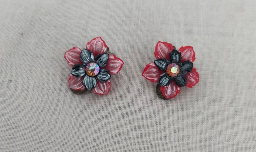 Vintage jaren '50 celluloid rood/zwarte bloem clips + strass, Ophalen of Verzenden, Gebruikt, Rood