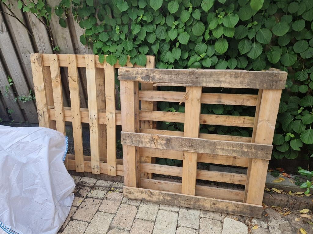 Gratis - Twee houten pallets, Doe-het-zelf en Verbouw, Hout en Planken, Ophalen of Verzenden, Gebruikt, Overige houtsoorten, Pallet
