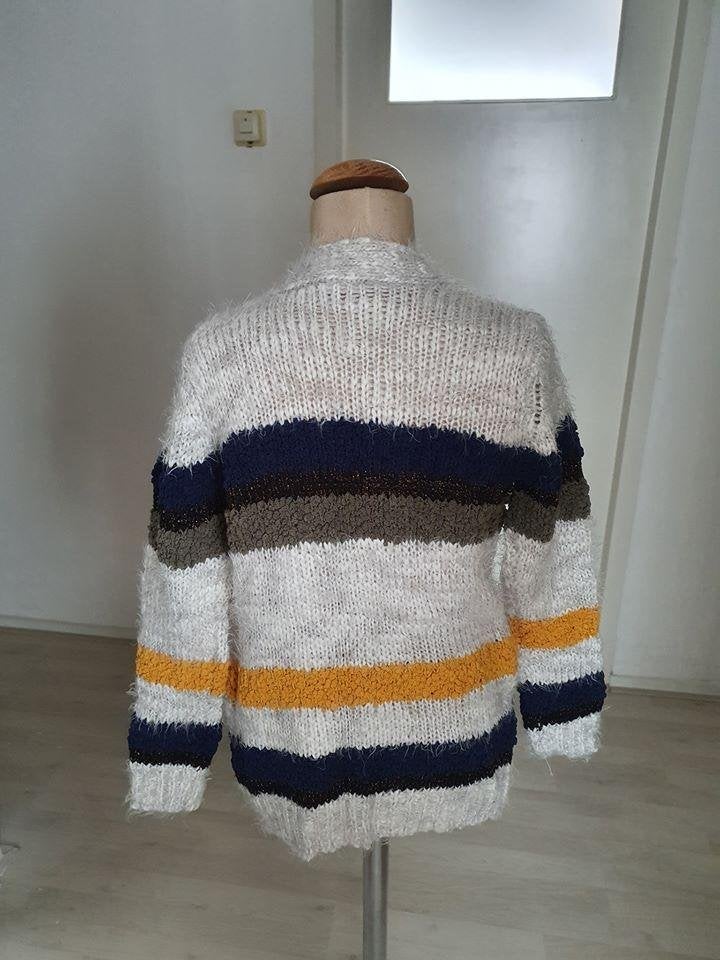 Comfortabel gebreid vest met strepen maat 134, Kinderen en Baby's, Kinderkleding | Maat 134, Gebruikt, Meisje, Trui of Vest, Ophalen of Verzenden