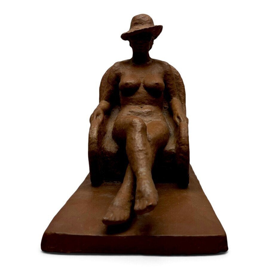 Terracotta sculptuur: naakte dame in loungestoel, Natuurlijk materiaal, Ophalen of Verzenden, 20 - 50 cm, Beeld
