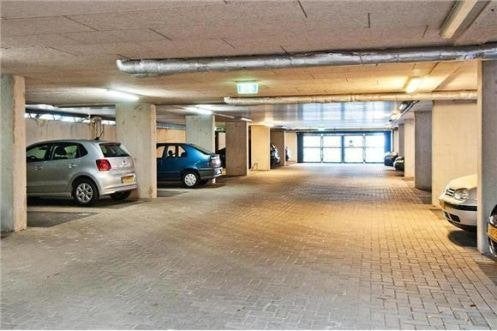 Te huur parkeerplaats Amsterdam West (N.S. Lelylaan) 1065 DB, Huizen en Kamers, Garages en Parkeerplaatsen, Amsterdam
