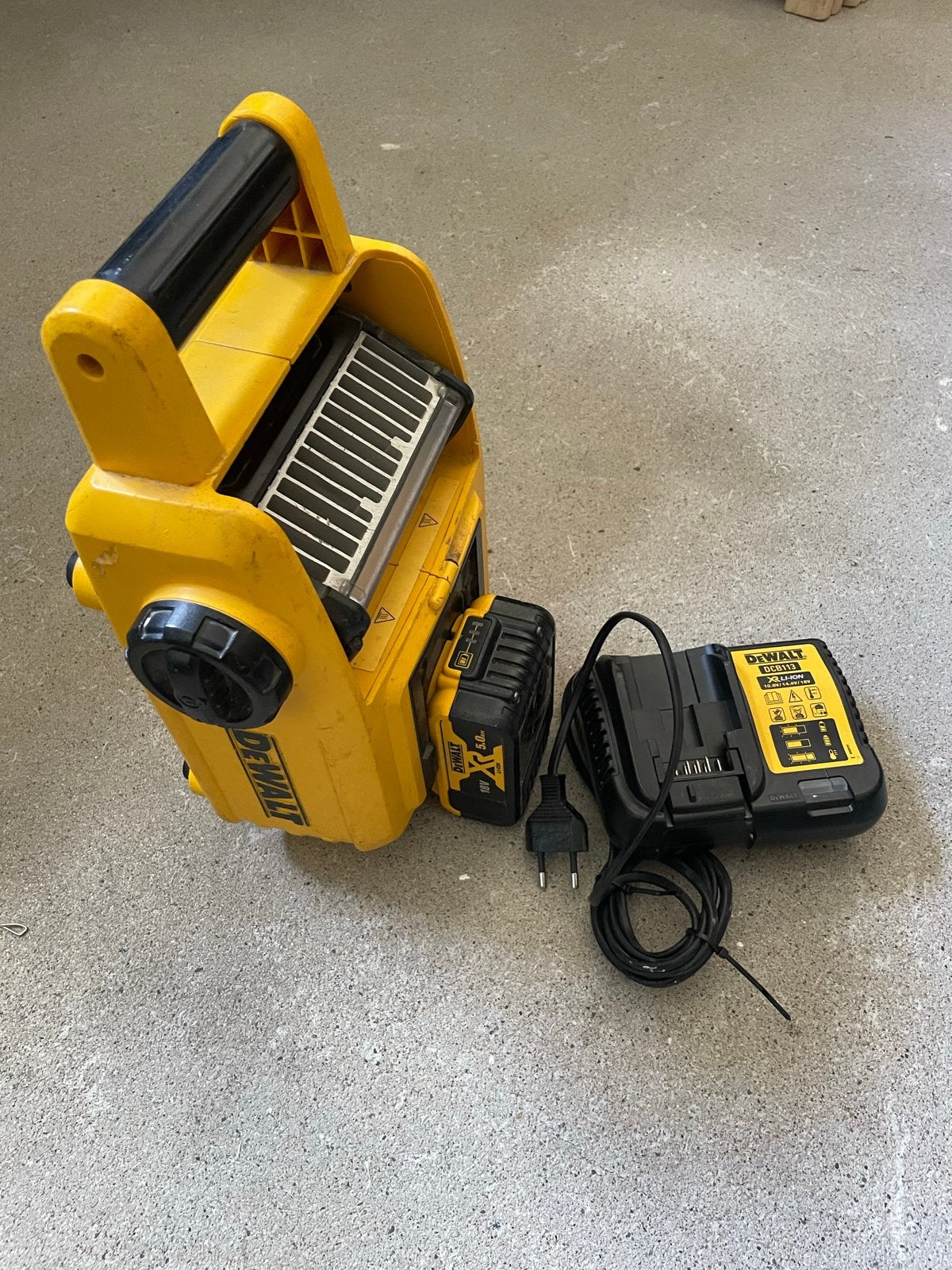 Dewalt DCL060 bouwlamp met accu en lader, Ophalen of Verzenden, Gebruikt, Minder dan 50 watt, Lamp