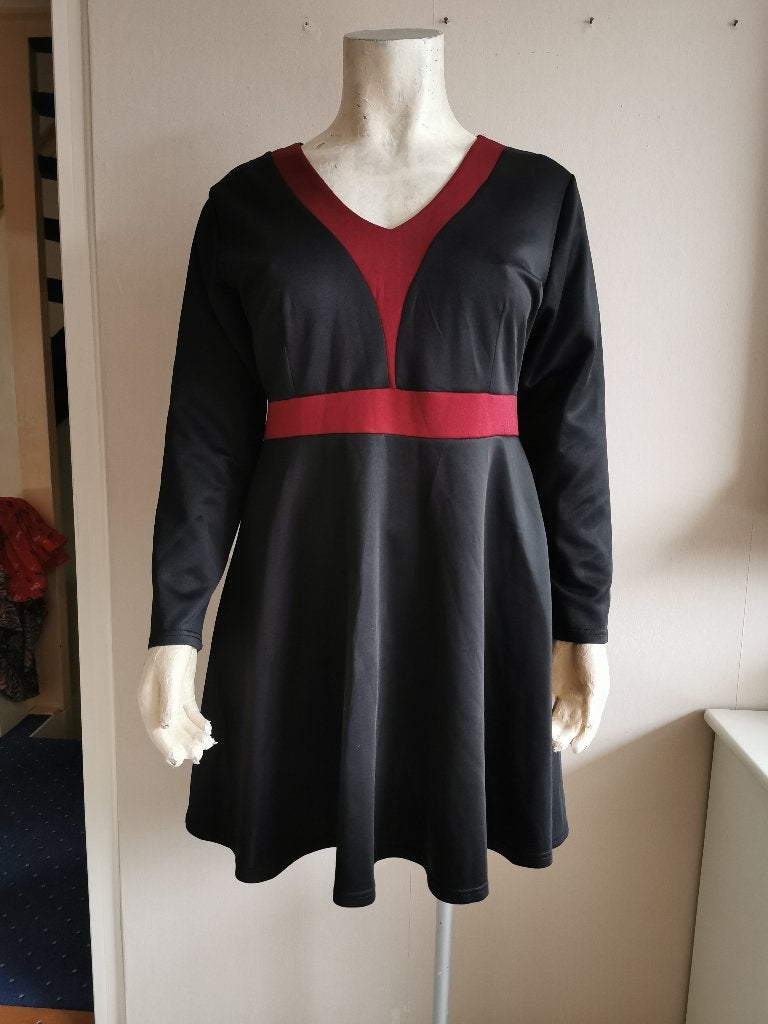 18... nieuwe jurk maat 2xl, Ophalen of Verzenden, Nieuw, Zwart, Jurk
