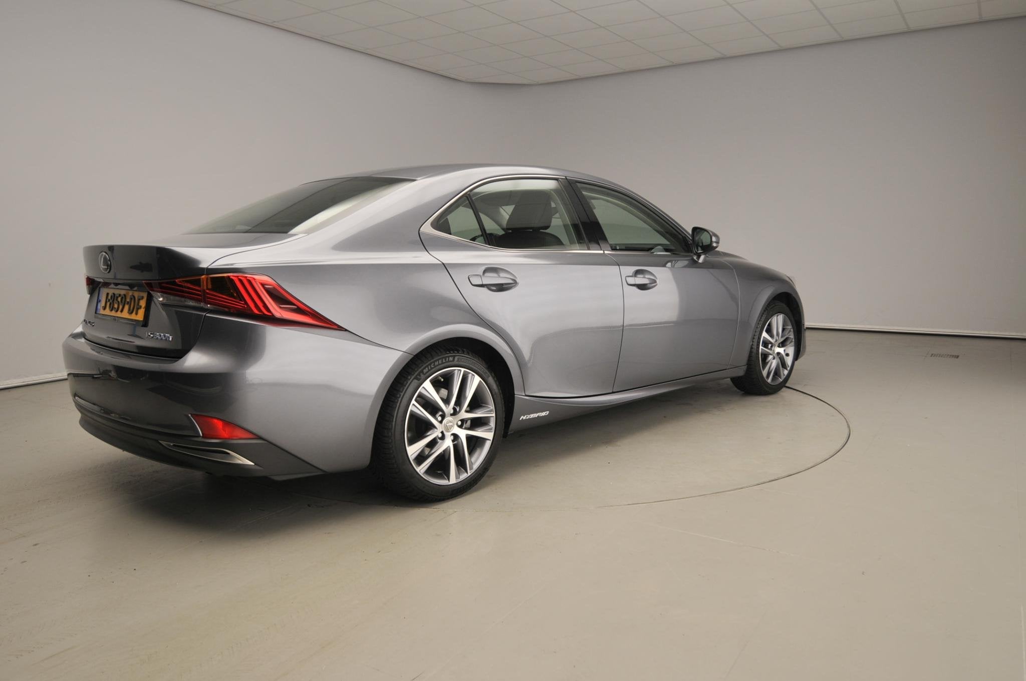 Lexus IS 300h Hybrid Business Line | Camera | Navi | Climate, Automaat, Gebruikt, 2 kWh, Origineel Nederlands