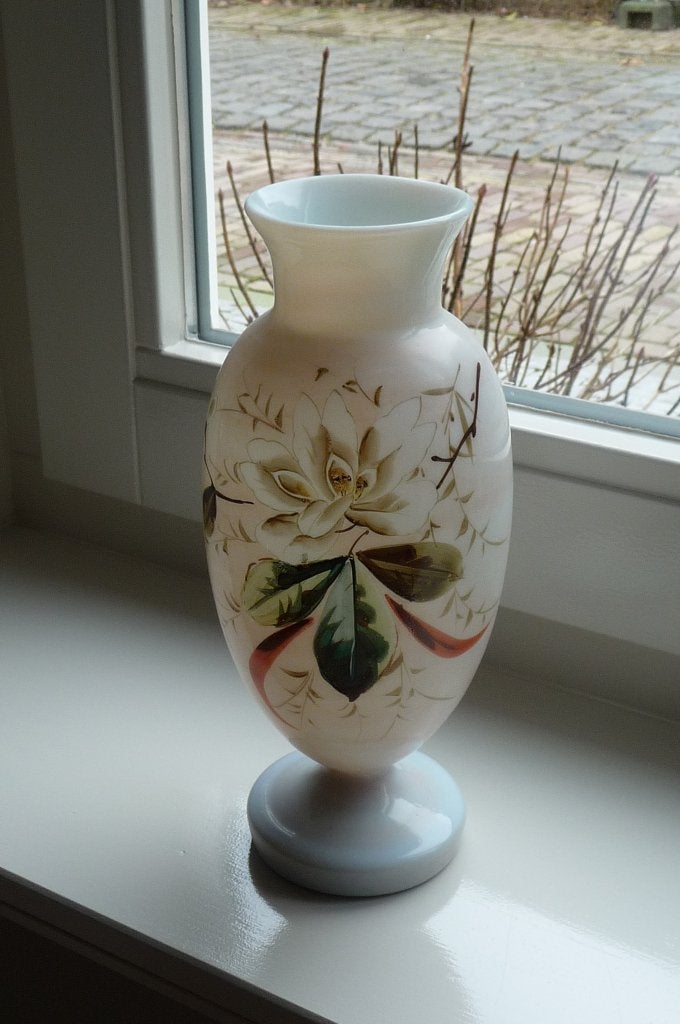 Antieke opaline vaas met handgeschilderde bloemen, Antiek en Kunst, Antiek | Vazen, Ophalen of Verzenden