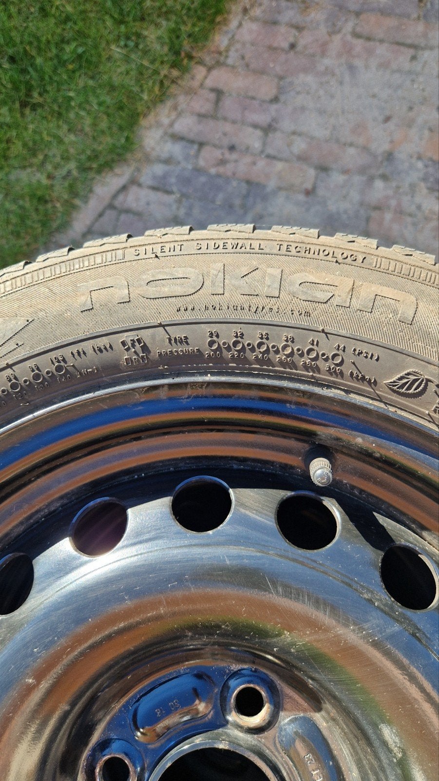 Nokian WR D4 Winterbanden op stalen velgen - 195/65 R15, Ophalen, Gebruikt, 15 inch, Banden en Velgen
