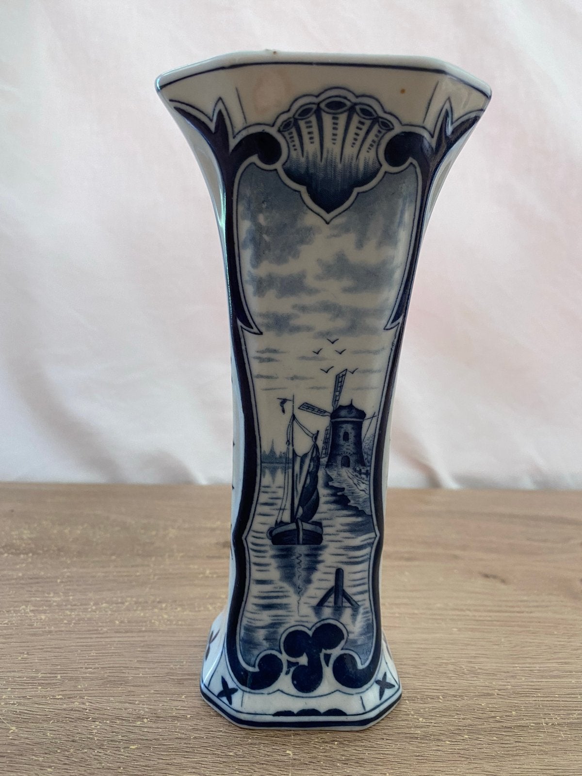Delfts Blauw Vaasje met Molen en Bloemenpatroon, Antiek en Kunst, Antiek | Vazen, Ophalen of Verzenden