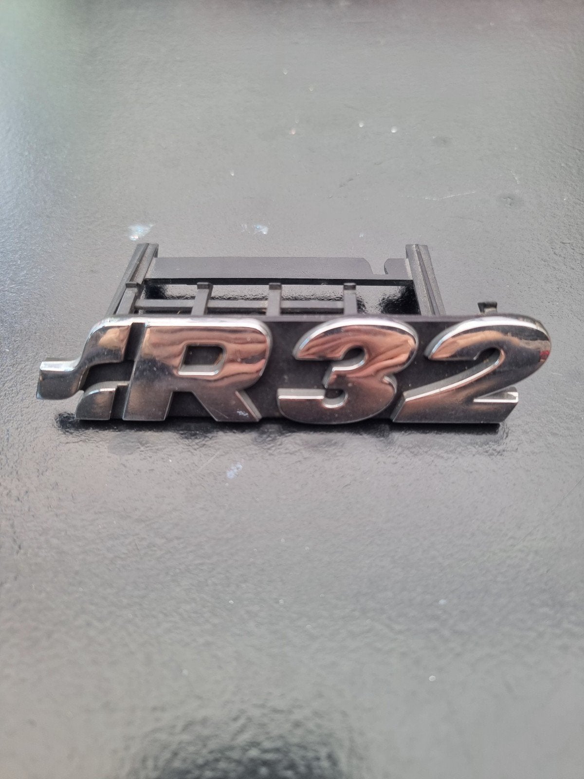 Volkswagen Golf 5 (Mk5) R32 Embleem - Origineel en Gebruikt, Gebruikt, Achterklep, Ophalen of Verzenden, Volkswagen
