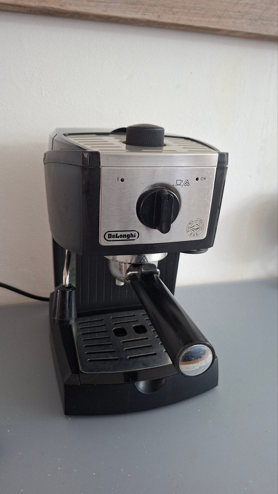DeLonghi espressomachine EC157 in goede staat, Gebruikt, Espresso apparaat, Gemalen koffie, Ophalen