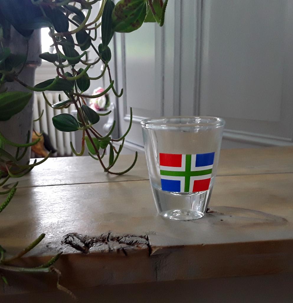 Borrelglas - shotglas - Groningse Groninger vlag - Groninge, Ophalen of Verzenden, Zo goed als nieuw, Borrel- of Shotglas