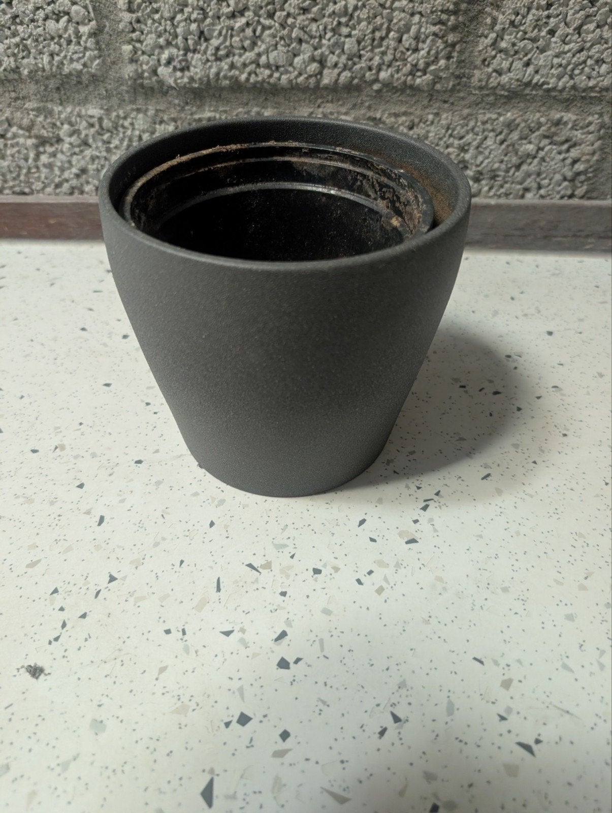 Gebruikte kunststof bloempot, grijs, 14 cm doorsnede, Tuin en Terras, Bloempotten, Kunststof, Rond, Ophalen of Verzenden, Minder dan 40 cm