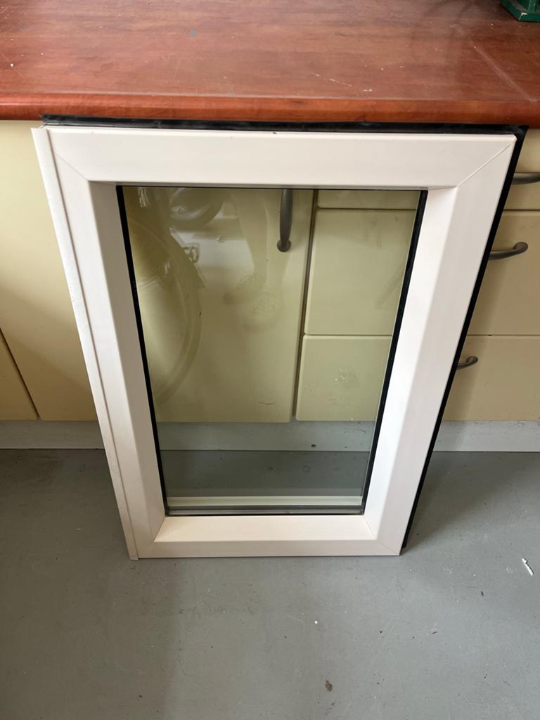 Kunststof kozijn raam met HR++ glas gebroken wit !!, Doe-het-zelf en Verbouw, Kozijnen en Schuifpuien, Ophalen, Kunststof, Raamkozijn