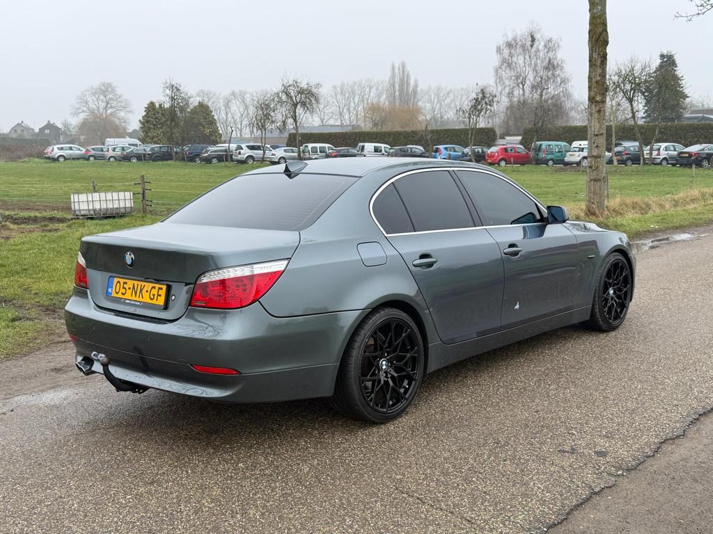 BMW 5-serie 520i Executive AUT Nieuwe APK 04-2027 NAP Leder, Auto's, BMW, Achterwielaandrijving, Gebruikt, Beige, Parkeersensor