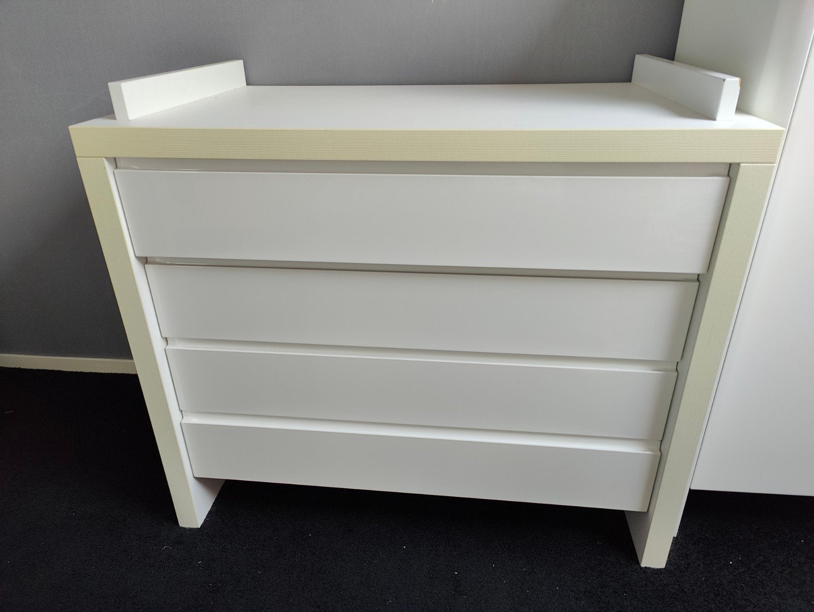 Witte commode met 4 lades en opstaande rand, Ophalen, Gebruikt, 50 tot 70 cm, 75 tot 100 cm